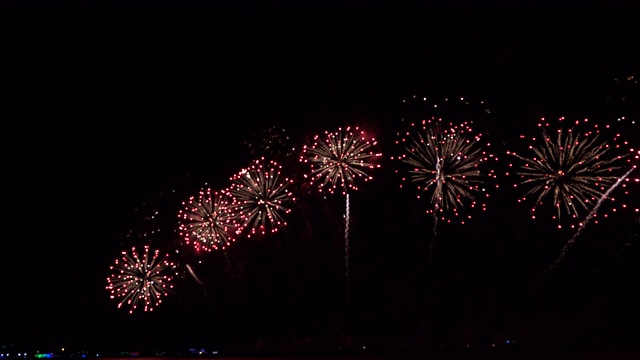 五颜六色的烟花拼贴在黑暗的夜空中爆炸视频素材