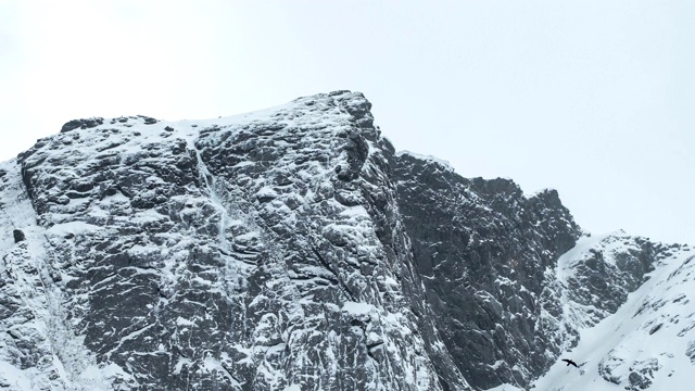 暴风雪在山顶吹雪视频素材