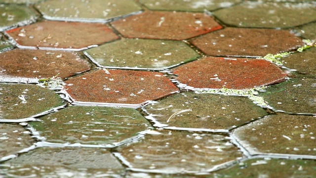 雨水滴落在地上视频素材