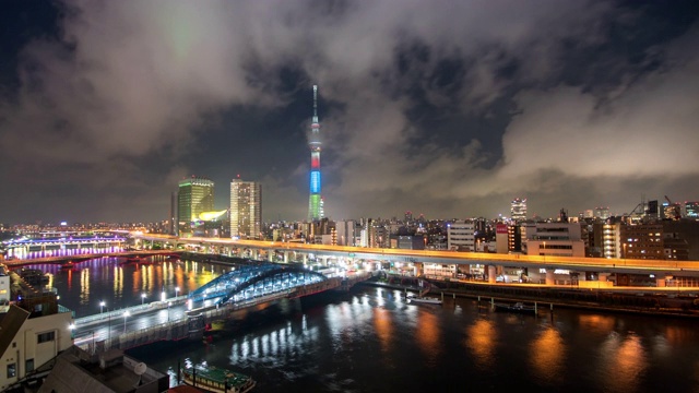 东京天空树在夜间的时间流逝，东京的时间地标视频素材