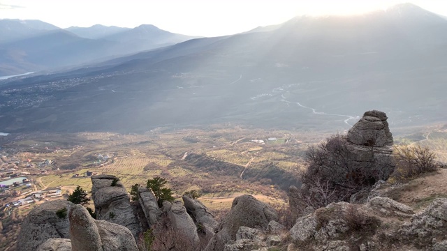 德梅尔芝山脉、幽灵谷和月球(太阳)林间空地的神奇景色视频素材