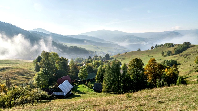 在阳光明媚的秋天早晨，雾云在乡村景观上移动，自然时间流逝视频素材