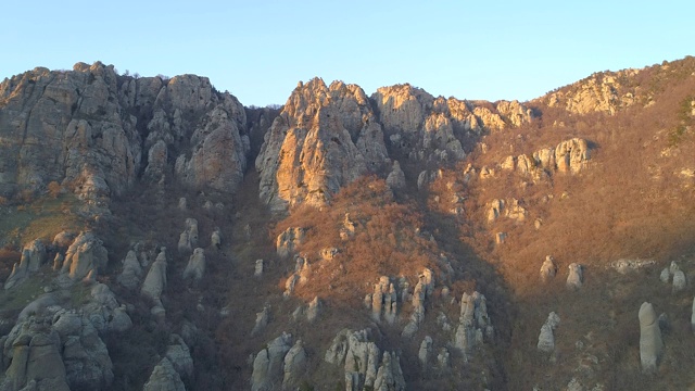 德梅尔芝山脉、幽灵谷和月球(太阳)林间空地的神奇景色视频素材