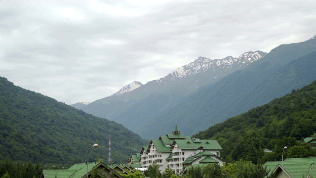 滑雪胜地附近的山视频素材