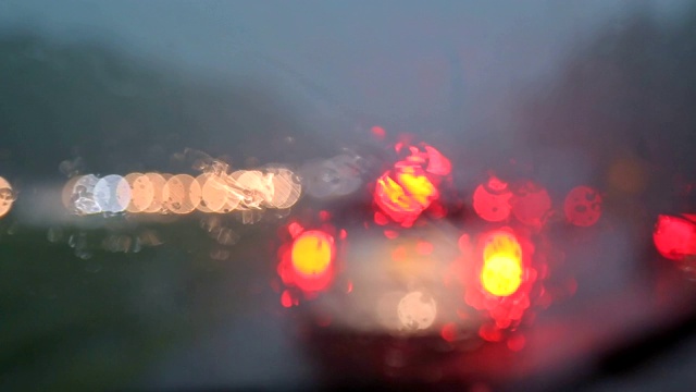 在暴雨的夜晚，交通拥挤，车辆模糊视频素材