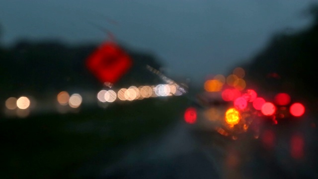 雨点雨点落在汽车窗户上，在晚上有暴风雨。视频素材