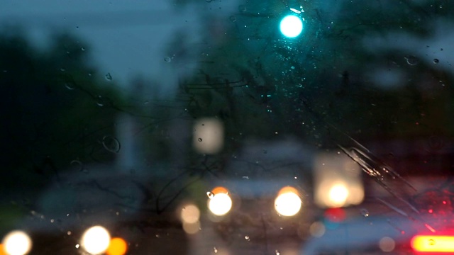 雨在城中选择性聚焦，雨点在夜路模糊视频素材