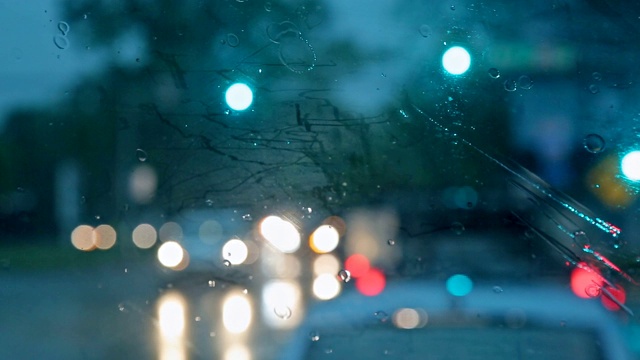 大雨霏霏的夜晚，模糊的汽车选择性聚焦道路模糊不清视频素材