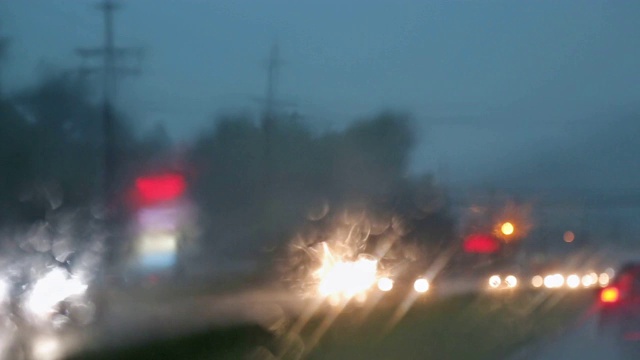 模糊运动汽车在雨中选择性聚焦，模糊道路在大雨中行驶视频素材