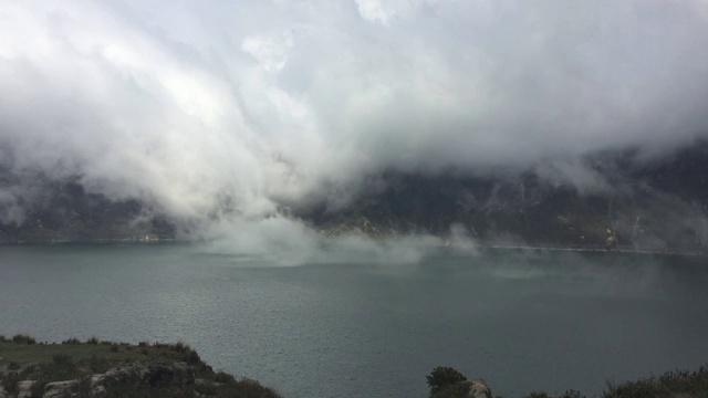 基洛托阿湖的观点，一个古老的火山和起点的基洛托阿循环徒步与雾靠近绿色的水。视频素材