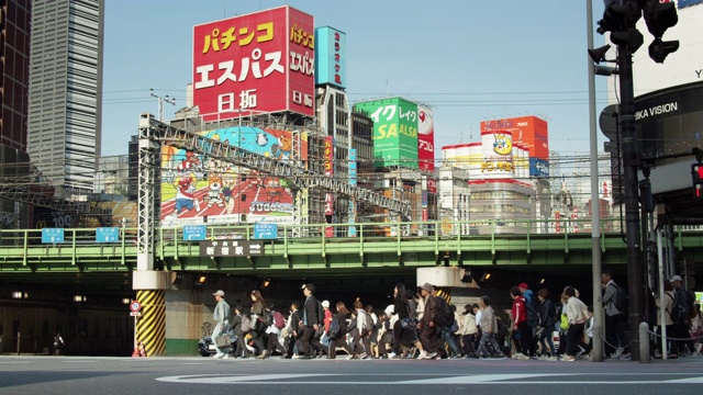 新宿车站外繁忙的人行横道上的广告牌视频素材