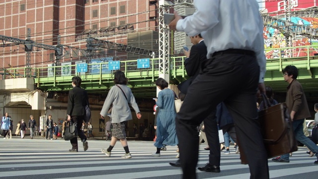 新宿车站外繁忙的人行横道上，行人经过摄像头视频素材