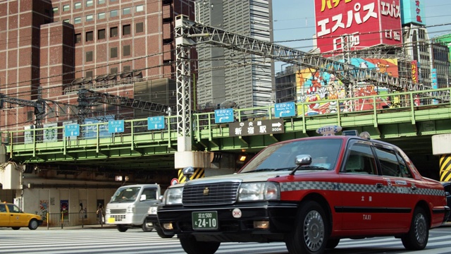 日本新宿车站附近的出租车——慢镜头视频素材