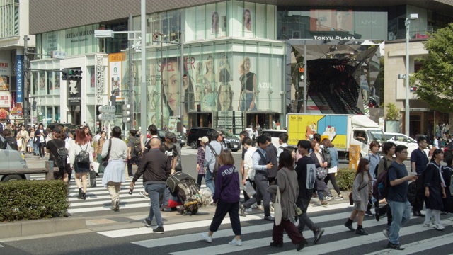 东京表参道东急广场外繁忙的人行横道视频素材