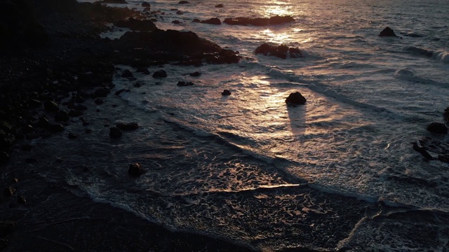 从上面俯瞰，日落时分的海岸视频素材