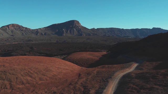 Teide国家公园徒步旅行路线的鸟瞰图，山脉中的沙漠视频素材