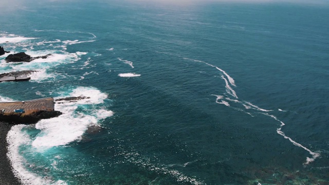 俯视图-美丽的大西洋海岸与清澈的水，视频从无人机视频素材