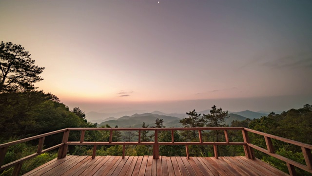 山峰时间流逝夜空与月亮视频素材