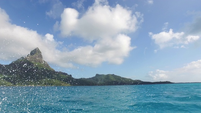 海前群山覆盖着热带森林视频素材