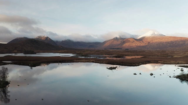 英国苏格兰兰诺奇荒原和黑山的航拍图视频素材