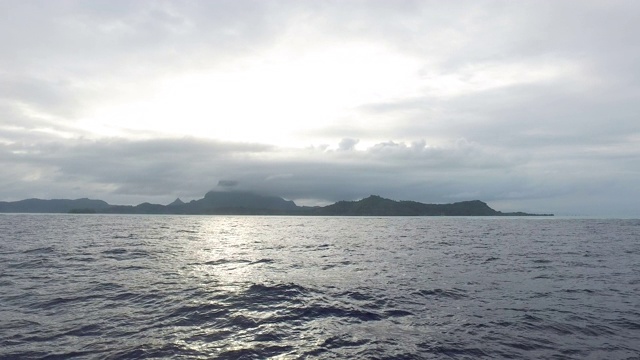 从海上看到的一个岛屿视频素材