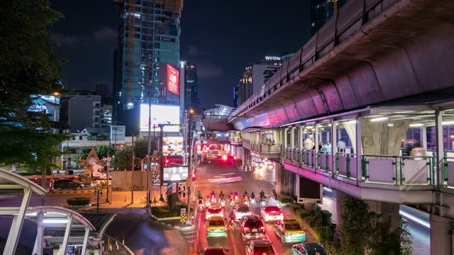 时间流逝:晚上市中心的交通状况视频素材