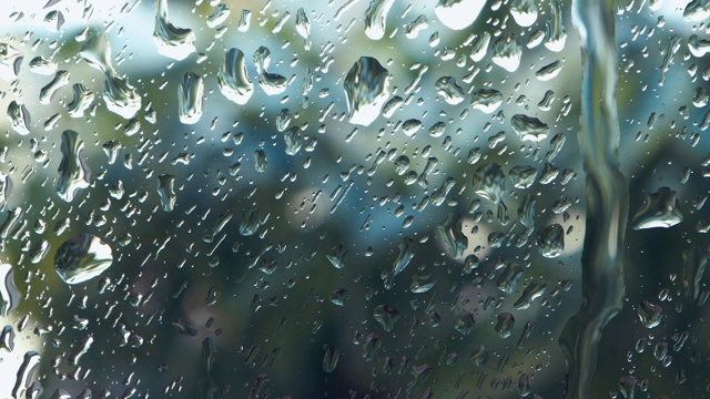 雨点落在窗户上，夏日雨天，特写视频素材