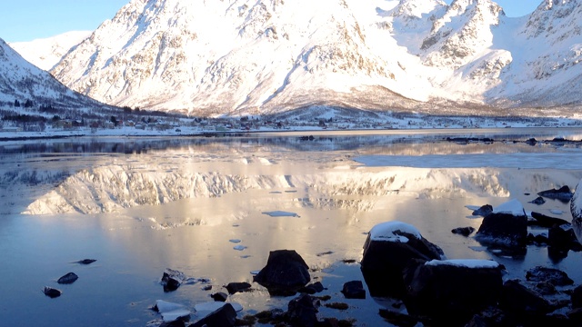 落日时分，北方的群山和白雪覆盖的海岸视频素材