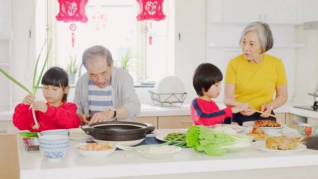 中国一家几代人在厨房里准备新年食物视频素材