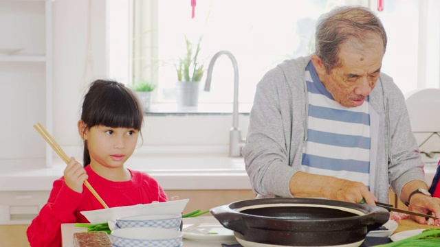 中国一家几代人在厨房里准备新年食物视频素材