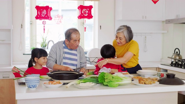 中国一家几代人在厨房里准备新年食物视频素材