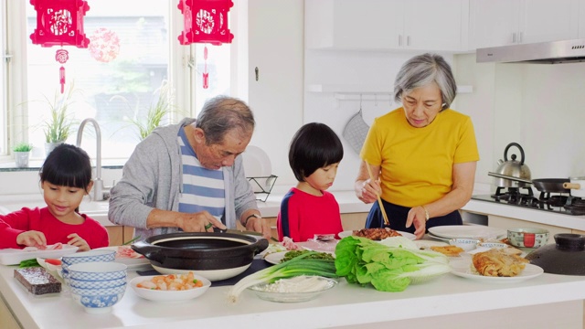 中国一家几代人在厨房里准备新年食物视频素材