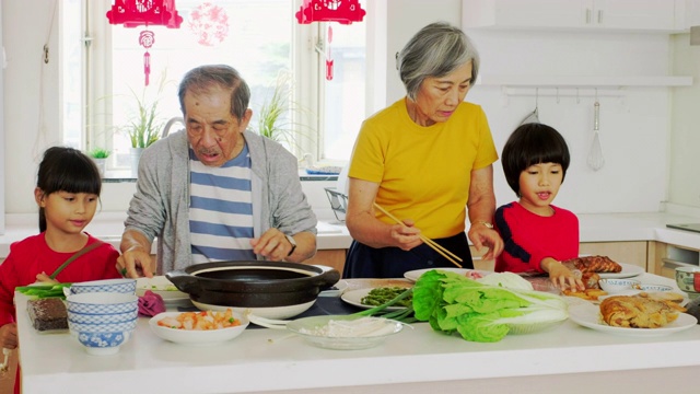 中国一家几代人在厨房里准备新年食物视频素材