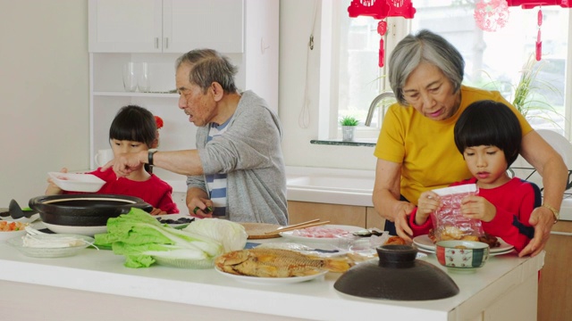 中国一家几代人在厨房里准备新年食物视频素材