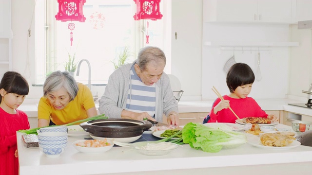 中国一家几代人在厨房里准备新年食物视频素材