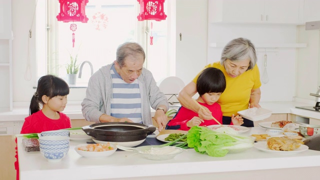 中国一家几代人在厨房里准备新年食物视频素材