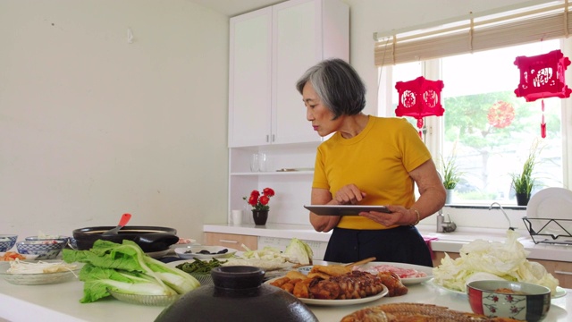 中国老妇人在厨房准备新年食物视频素材