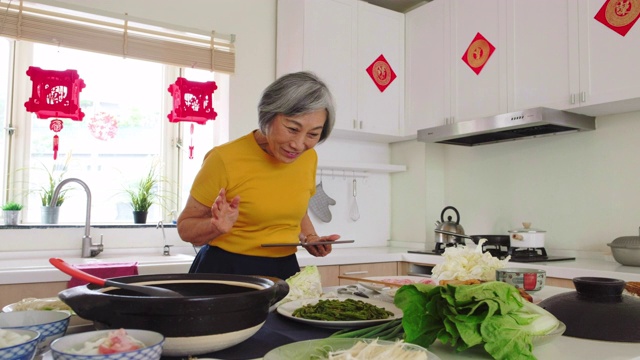 中国老妇人在厨房准备新年食物视频素材