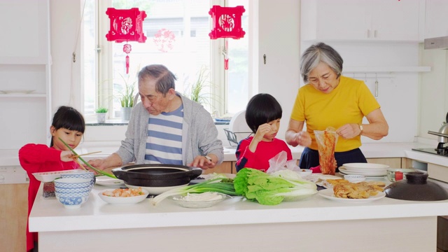 中国一家几代人在厨房里准备新年食物视频素材