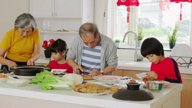 中国一家几代人在厨房里准备新年食物视频素材