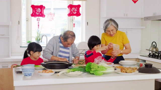 中国一家几代人在厨房里准备新年食物视频素材