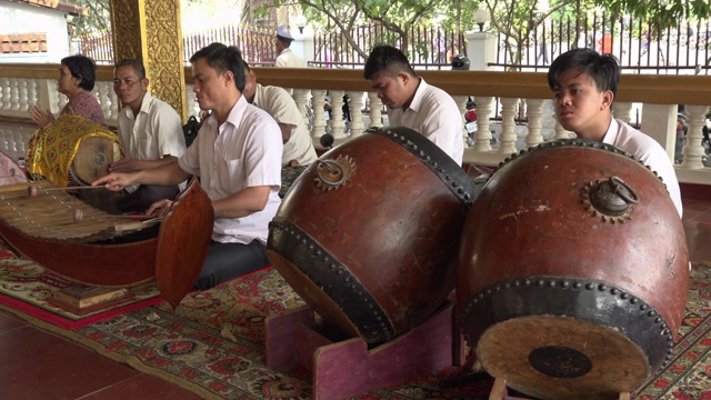 音乐家们正在一座寺庙里演奏传统的柬埔寨音乐视频素材