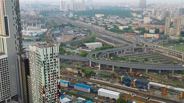 现代摩天大楼及道路交汇处鸟瞰图视频素材