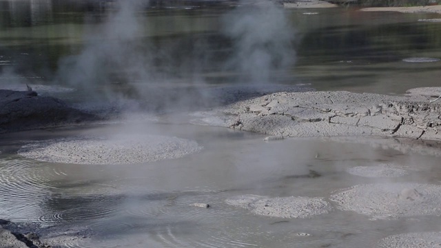 沸腾的泥浆池视频素材