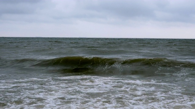 在黑海冲浪。敖德萨附近黑海海岸的小波浪。视频素材