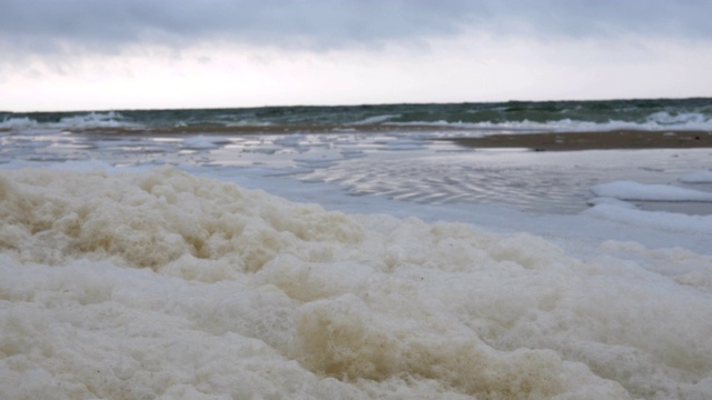 在黑海冲浪。敖德萨附近黑海海岸的小波浪。视频素材