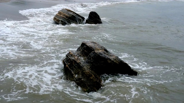 在黑海冲浪。在敖德萨附近的黑海，小波浪拍打着海岸的石头。视频素材