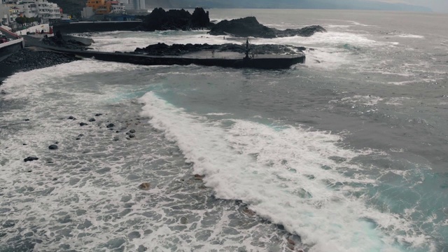 鸟瞰图的海岸线与波浪在西班牙，在大西洋上的特内里费岛视频素材