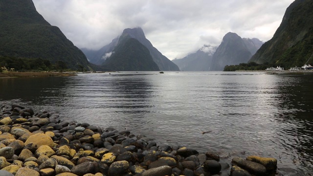 米尔福德湾的尖顶峰视频素材