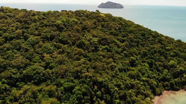 无人机拍摄的小马岛，高攀干泰国。异国情调的海岸全景景观，梅哈德海滩，夏日。珊瑚间的沙径。生动的海景，上面是山上的椰子树视频素材